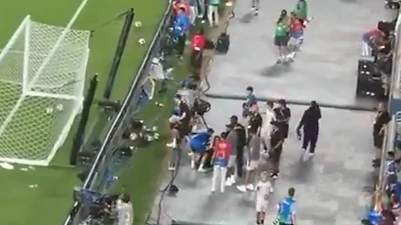 نيفيز يطمئن على منظمة في الملعب بعد ارتطام الكرة بها خلال الإحماء .. فيديو