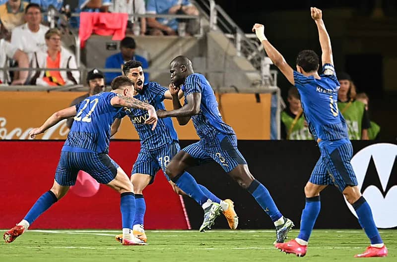 حساب الهلال يحتفي بفوزه التاريخي على مانشستر سيتي: أرسل زعيمًا ولا توصّه