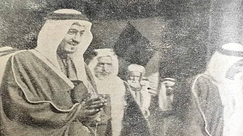 صورة نادرة للأمير عبدالله الفيصل خلال زيارته للمدينة المنورة