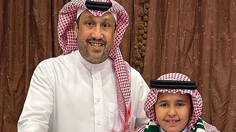 الأمير فهد بن خالد برفقة نجله مع كأس النخبة والجمهور الأهلاوي : حي هالشوف