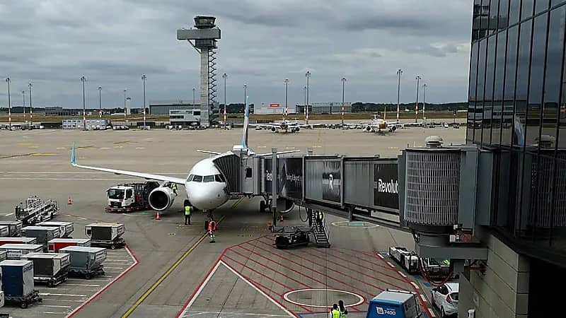 كندي يدعي أنه مرسل من الله ويخطف طائرة لإنقاذ العالم .. فيديو