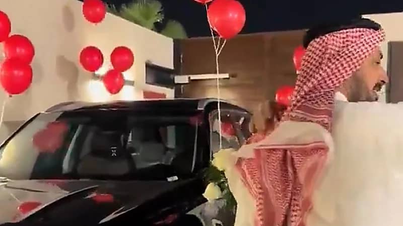 عائلة تُفاجئ والدها المتقاعد بسيارة فاخرة ..فيديو