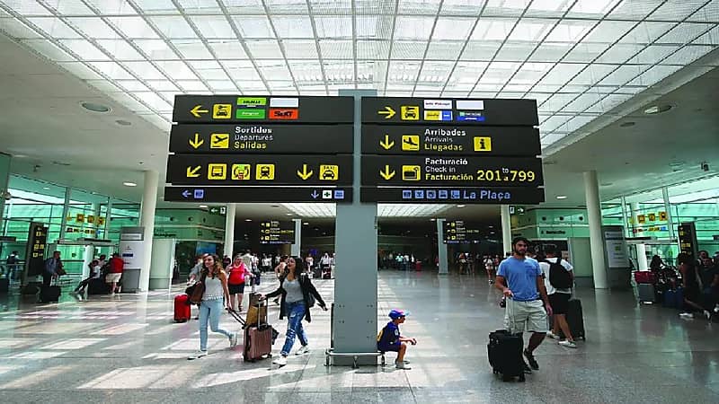 زوجان يتركان طفلهما في مطار برشلونة لسبب غريب