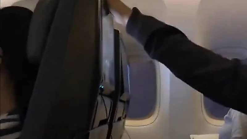 ركاب طائرة يُحتجزون داخلها 28 ساعة بسبب الأحوال الجوية. فيديو