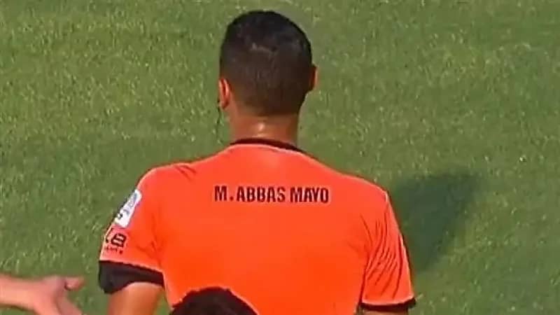 حكم مصري يثير الجدل ويكتب اسمه على القميص .. صور