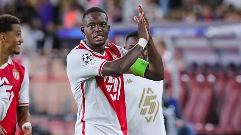 جمود يحيط بمفاوضات الأهلي لضم دينيس زكريا