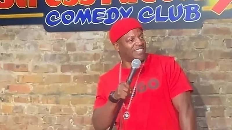 مصرع الكوميدي الأمريكي ريجي كارول في حادث إطلاق نار والشرطة تفتح تحقيقًا