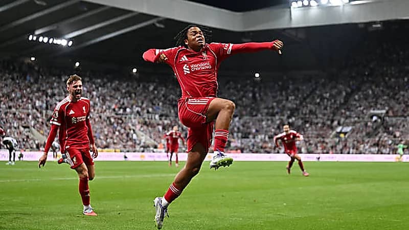 ليفربول يحسم مواجهة مثيرة أمام نيوكاسل بثلاثية قاتلة