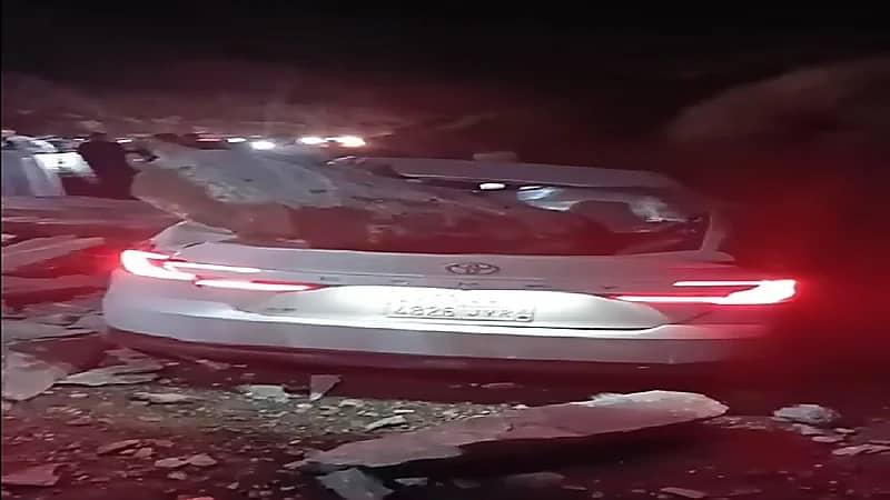 انهيارات صخرية بعسير تُدمر سيارة وتعطل حركة المرور.. فيديو