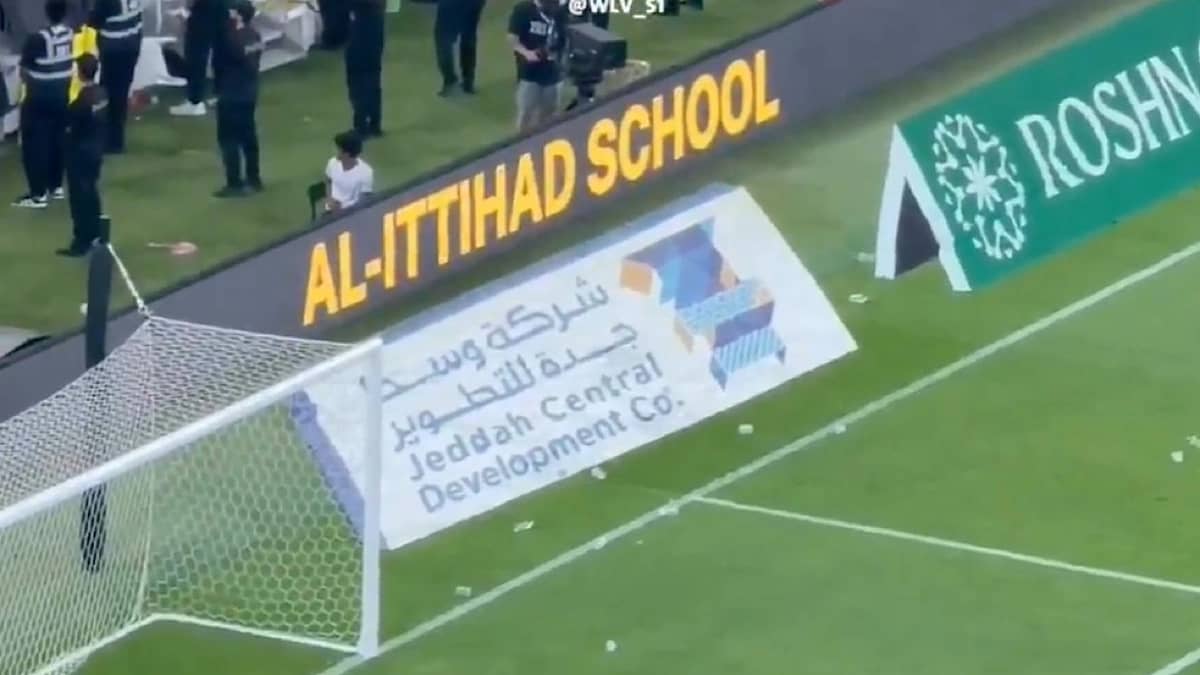 جماهير الاتحاد ترمي العلب على لاعبي الهلال احتجاجًا على احتفالية ماركوس .. فيديو