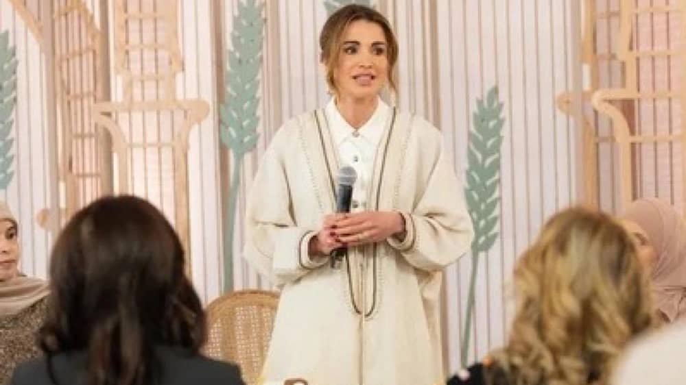 الملكة رانيا تتألق بالقفطان العصري