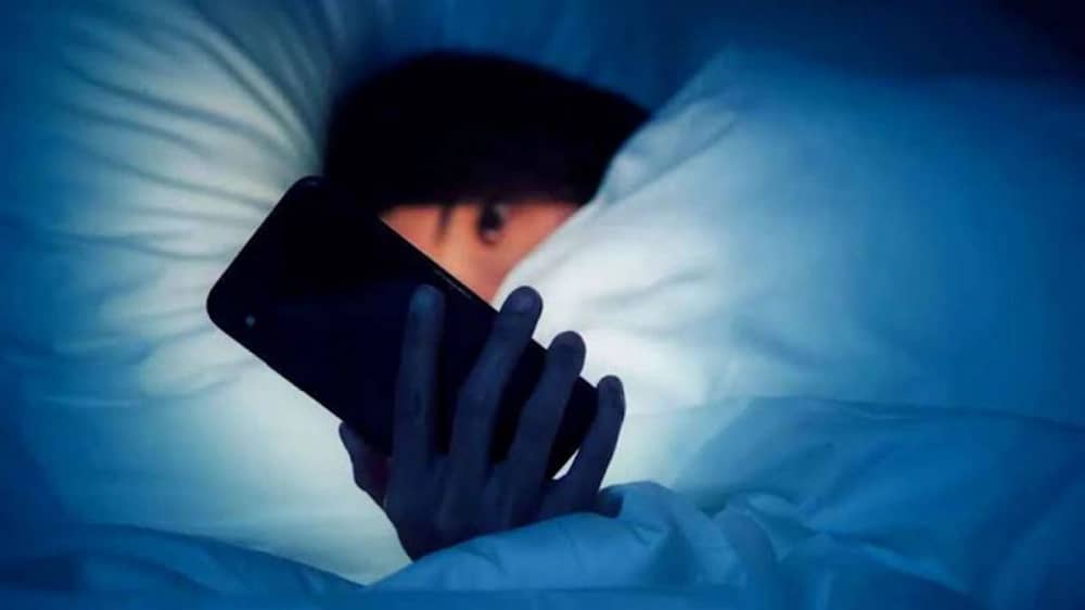 دراسة حديثة : استخدام الهواتف ليلاً قد يزيد الأفكار الانتحارية