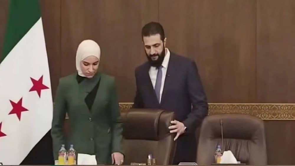 أحمد الشرع يخطف الأنظار بسحب كرسي لزوجتها ليجلسها بجواره.. فيديو