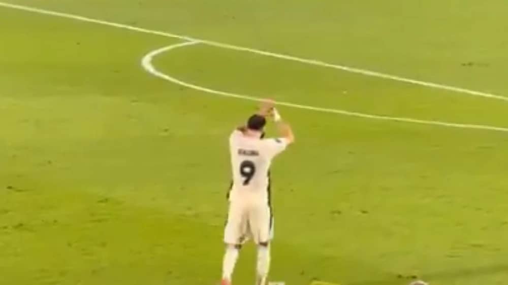 بنزيما يطالب لاعبي الاتحاد بالاعتذار للجماهير بعد الخسارة .. فيديو