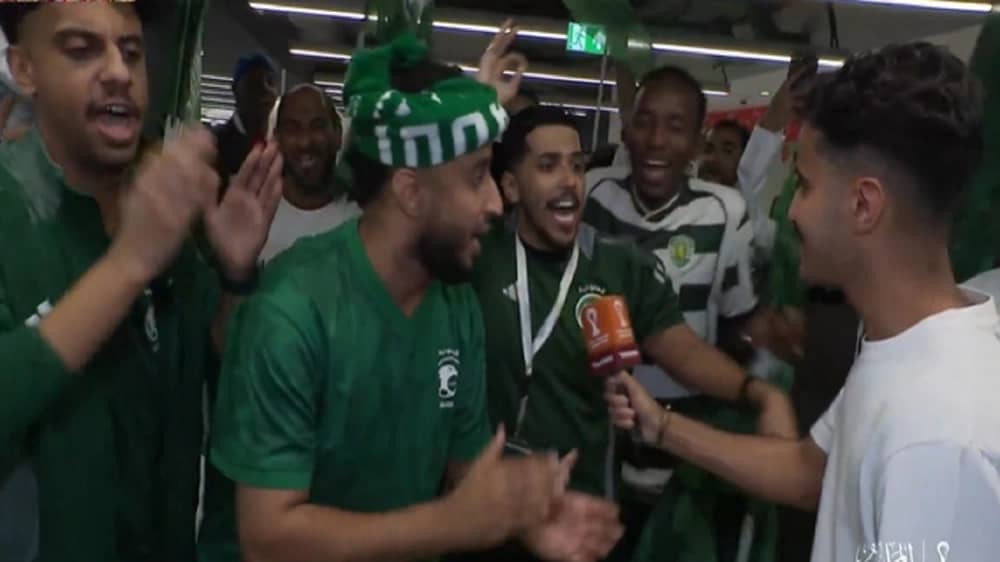 جماهير الأخضر تُغني فرحا بالفوز على عُمان .. فيديو