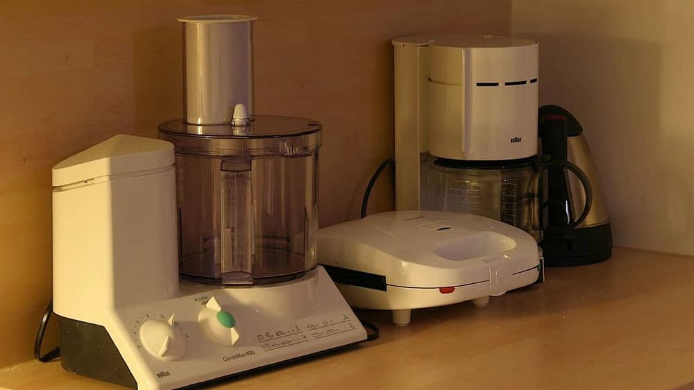 خبير: تخزين الأجهزة الإلكترونية القديمة خطر وبطاريات الليثيوم الأخطر (فيديو)