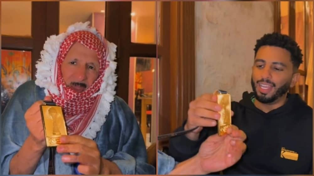 إبراهيم الفريان يرد الميدالية الذهبية لفرحة الشمراني ويمازحه: رجع ساعتي.. فيديو