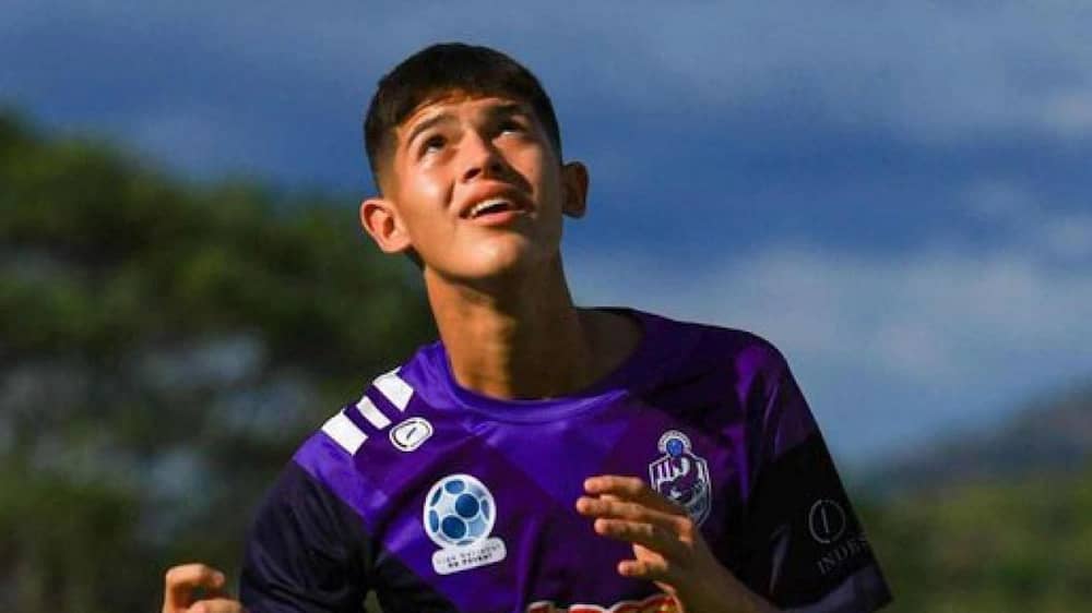 مدافع أليانز يكشف حقيقة انضمامه للأهلي