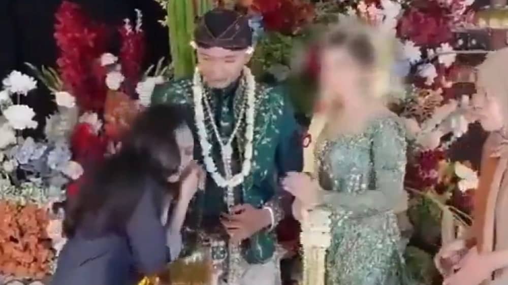 لحظة اشتباك العروس مع الحبيبة السابقة للعريس بعد محاولتها تقبيل يده .. فيديو