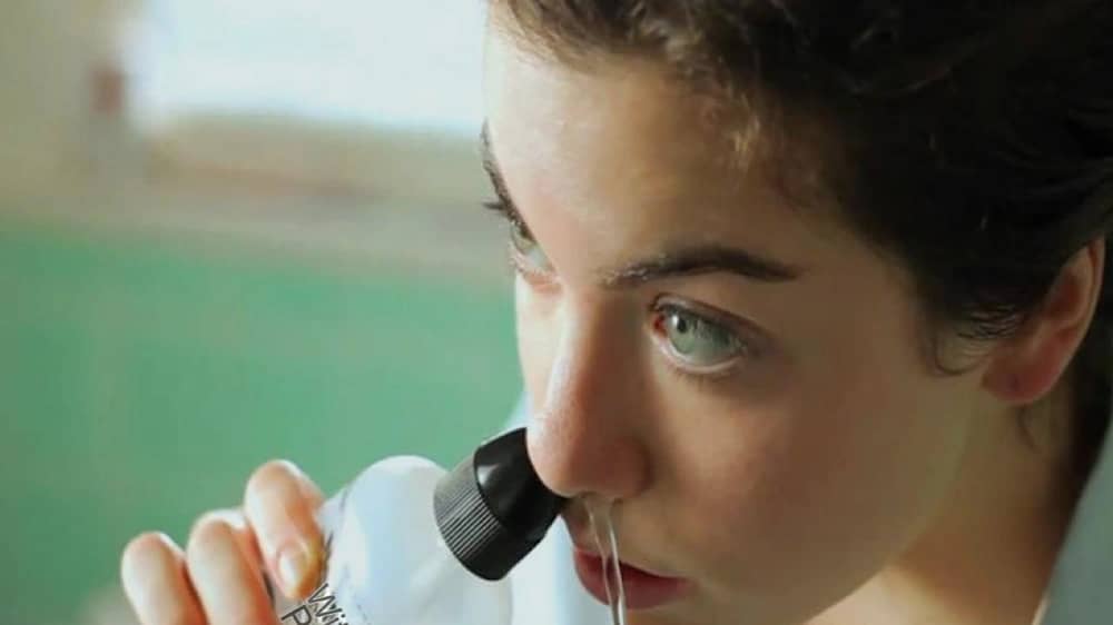 غسل الأنف بمحلول ملحي يسرع التعافي من نزلات البرد والإنفلونزا