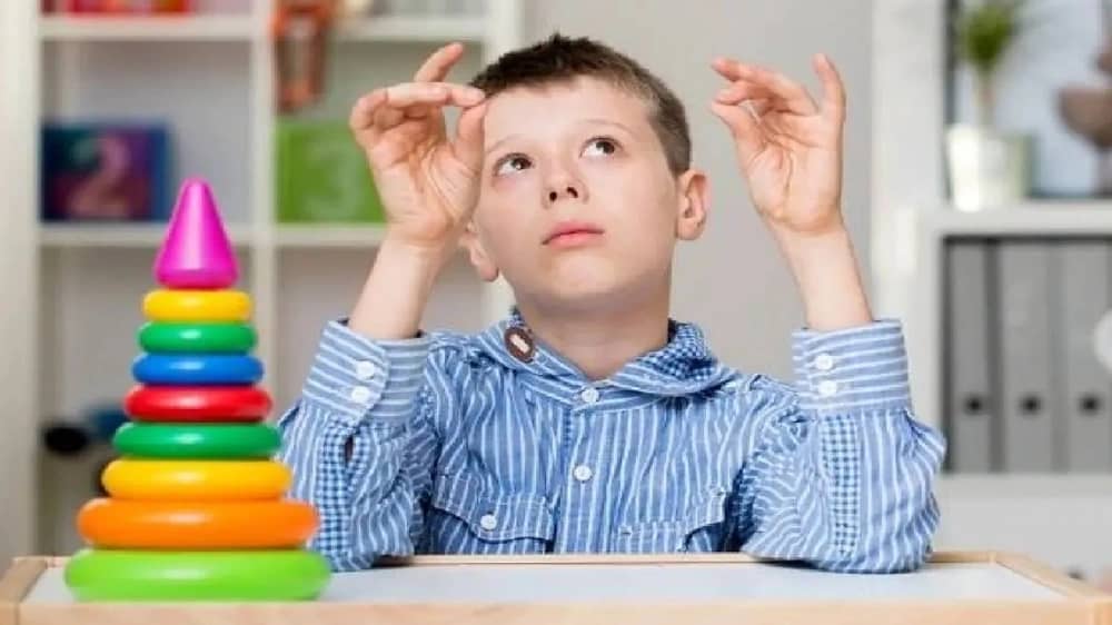 استشاري: عدم استجابة الطفل لاسمه علامة على إصابته بالتوحد .. فيديو