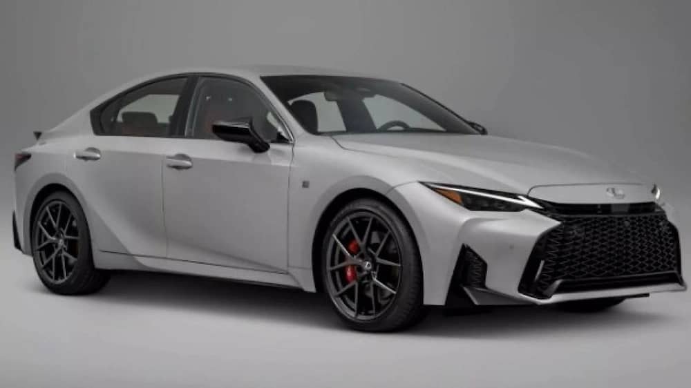 لكزس تكشف عن IS موديل 2026 بتصميم رياضي