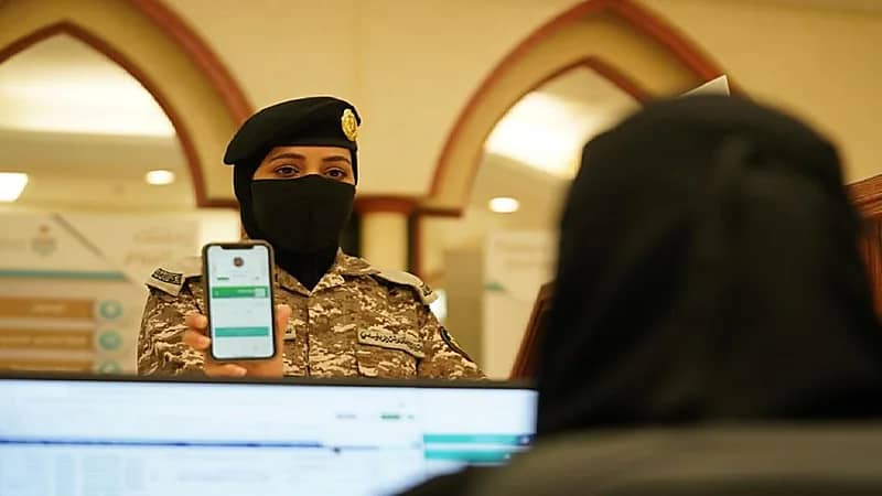 شاهد.. منسوبات القطاعات الأمنية يتلقين لقاح كورونا