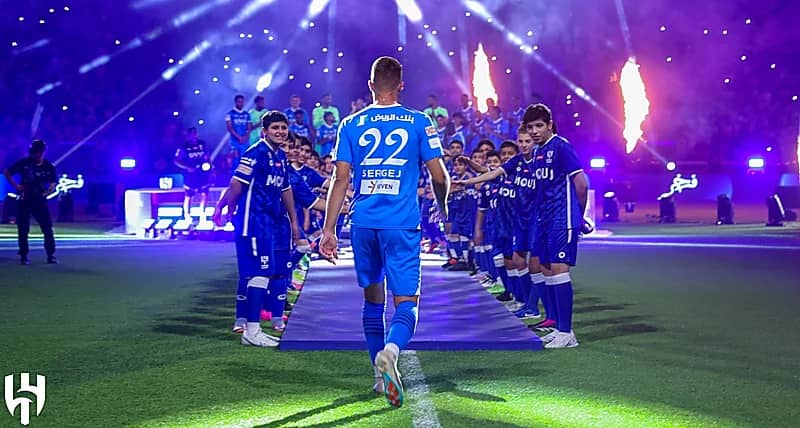 لحظة دخول مدرب الهلال واللاعبين الجدد وسط استقبال حافل...فيديو