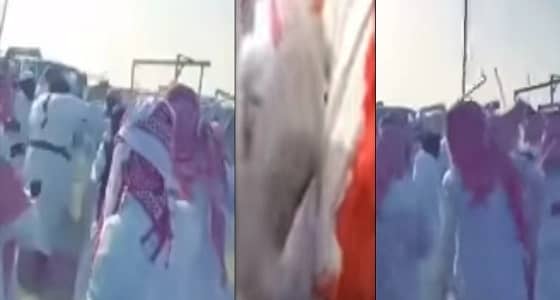 بالفيديو.. أشخاص يتضاربون بالعصي والسكاكين والسبب " ناقة "