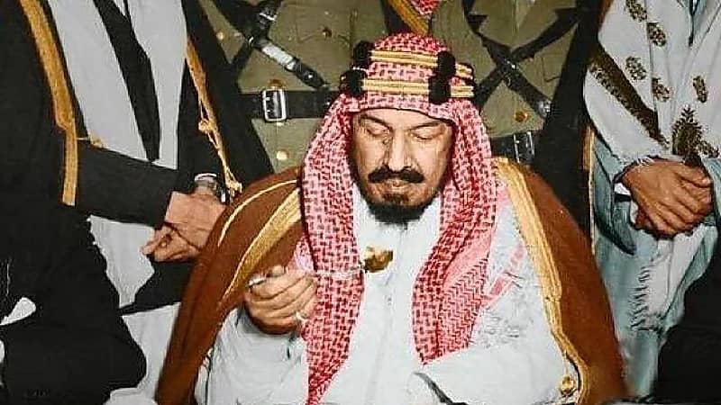 صورة نادرة للملك عبدالعزيز خلال مأدبة عشاء قبل 78 عاماً