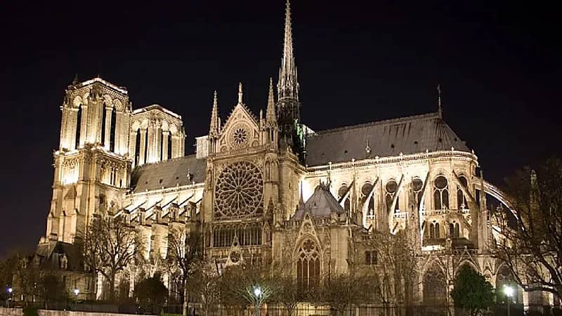 اعتقال طيار خطط لتفجير طائرته بمعلم تاريخيي في باريس