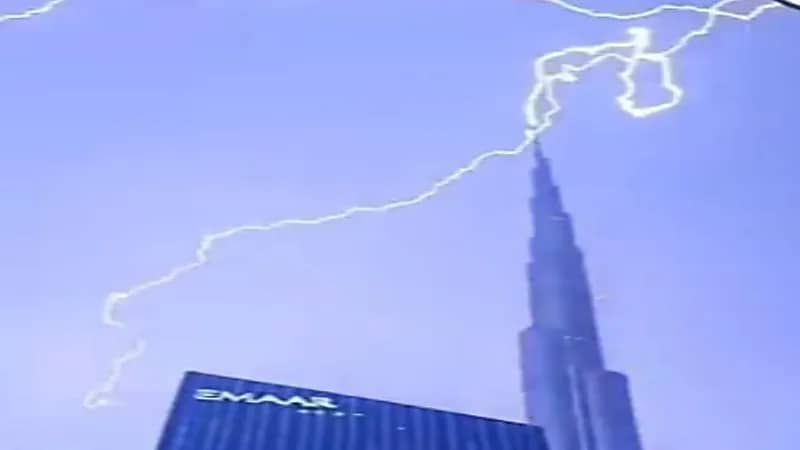 شاهد.. لحظة ضرب صاعقة رعدية قمة برج خليفة في ‎دبي