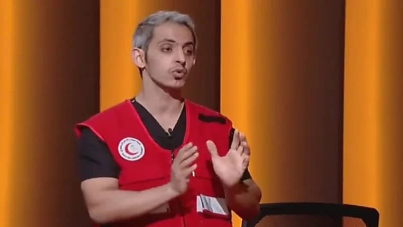 شاهد : أخصائي إسعاف يشرح بشكل عملي طريقة إسعاف شخص بدأ يُصاب بجلطة قلبية