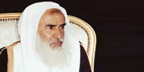 بالفيديو .. صفات تميز بها الشيخ "العثيمين" ورد فعله من طالب كتب له قصيدة تُمجده