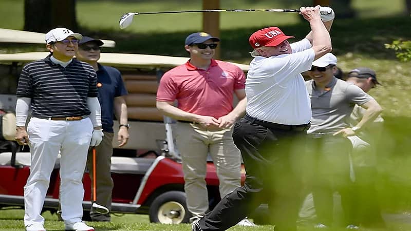 بالفيديو .. ترامب يسخر من بايدن في ملعب الغولف