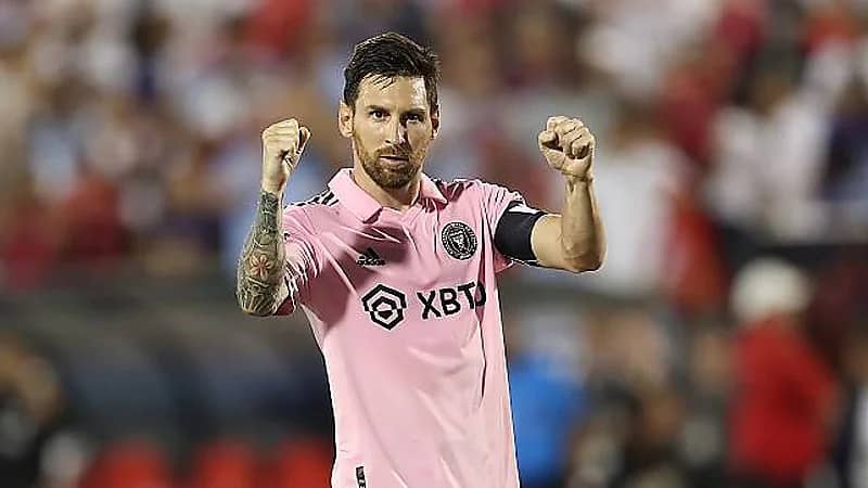 ميسي يختار أفضل مدافع في العالم خلال الوقت الحال