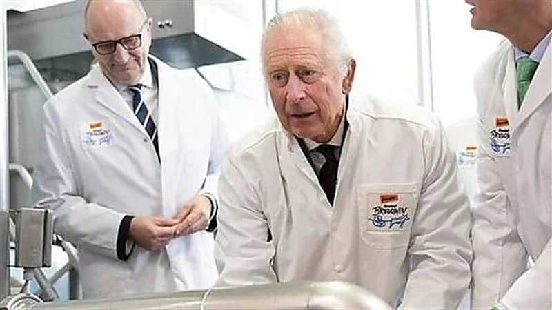 شاهد.. الملك تشارلز الثالث وهو يصنع الجبن خلال زيارته لـ ألمانيا