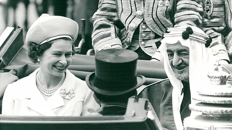 صورة نادرة للملك فيصل والملكة إليزابيث قبل 55 عامًا