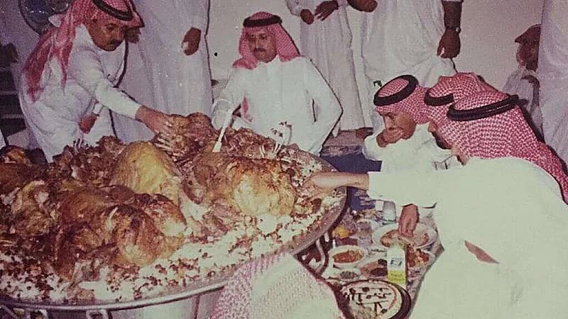 صورة نادرة من التاريخ للأمير فهد بن سلمان في ضيافة الشيخ ضيدان