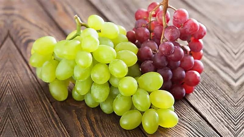 مخاطر الإفراط في تناول العنب