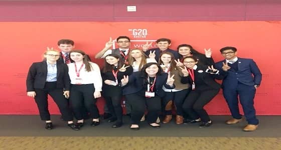 قصة طالبة سعودية مثلت " هارفارد " في قمة " القيادات الشبابية "