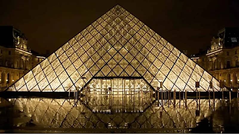 ماكرون يعلن عن تجديدات بمتحف اللوفر ونقل الموناليزا إلى قاعة جديدة