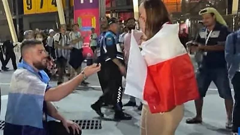 بالفيديو.. مشجع أرجنتيني يتقدم لخطبة صديقته قبل مباراة بولندا والأرجنتين