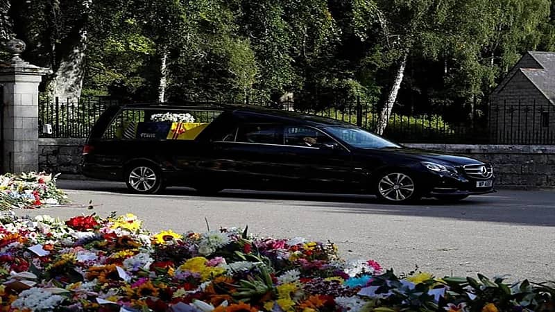 نعش الملكة إليزابيث في رحلته الأخيرة نحو اسكتلندا