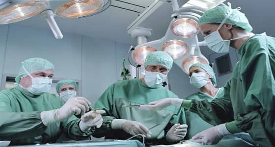 أب يتهم مستشفى بإجراء عملية لابنه بدلا من توأمه المريض