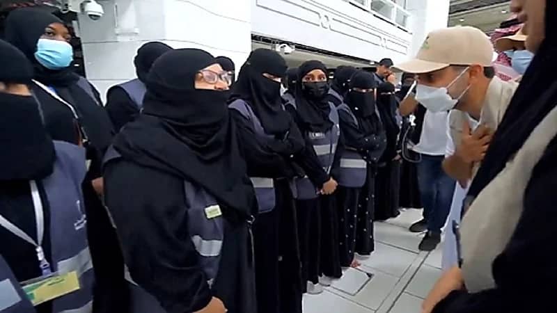 شاهد.. الجلاجل يطلق لقب أم المتطوعين على طبيبة مشاركة في خدمة الحجاج