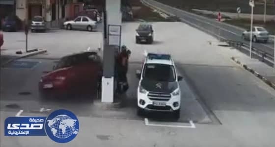 بالفيديو.. سيارة طائشة تقتحم محطة وقود بسرعة فائقة