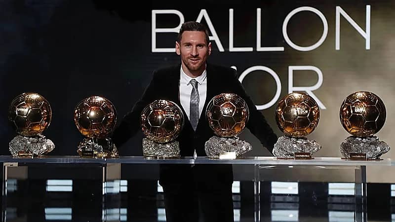 ميسي يستعد للتتويج بالكرة الذهبية الثامنة