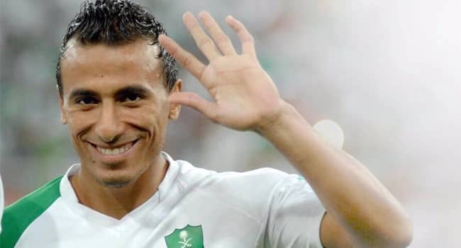 شيفو يواسي العواجي بعد إصابته