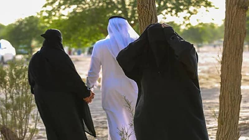 معدد يروي كيف حل خلاف بين زوجتيه حول الركوب بجانبه بالمقعد الأمامي للسيارة